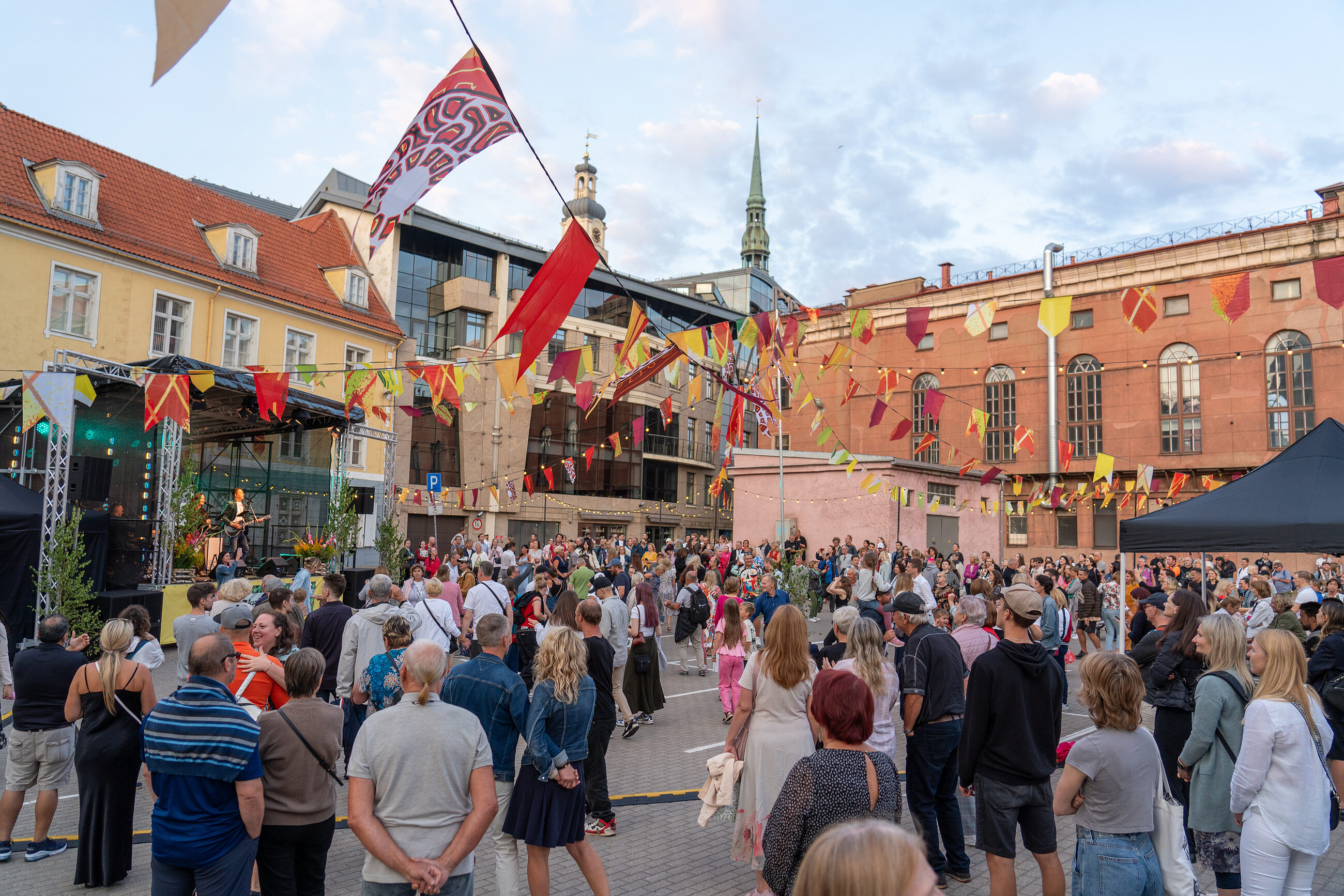 Rīga rada jaunu kultūrvietu un aicina uz tradicionālās kultūras svētkiem.
